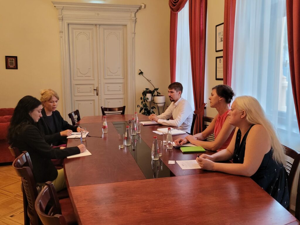 A meeting room in the Ombudsman’s Office. On one side of the conference table - Matīss Malojlo, Legal counsellor of the Civil and Political Rights Division (PPTN) (furthest), Deputy Ombudsman Ineta Piļāne and Legal counsellor of PPTN Santa Tivaņenkova (closest). On the other side of the table — Kristine Antužāne (furthest) and Sofia Ashley (closest), representatives of the Embassy of the United States (USA) in Latvia.