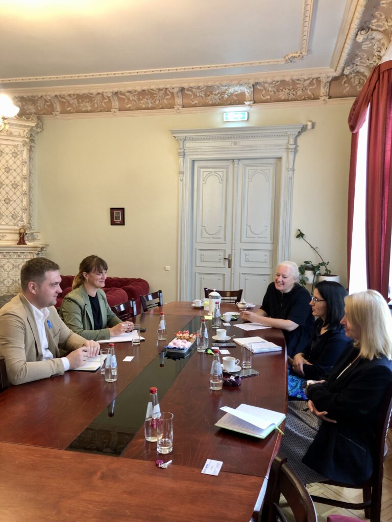 Meeting room at the Ombudsman’s Office. The representatives of the UNHCR Kari Kaspers (closest) and Anna Audere (further away), sit along the left side of the table. Along the right side of the table - Santa Tivaņenkova, Legal Counsellor of the Civil and Political Rights Division (further away), Ruta Siliņa, Head of the Communication and International Cooperation Division (middle) and Zanda Rūsiņa, Legal Counsellor of the Prevention Division (closest).