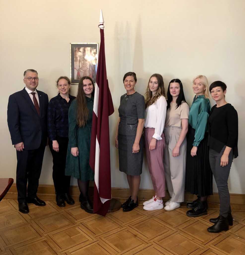 Rakstu konkursa "Ļauj cilvēktiesībām runāt!" apbalvošanas ceremonija. No kreisās: tiesībsargs Juris Jansons, BHRS vadošā pētniece Arina Melse, Valērija Ruta Hartmane, tiesībsarga vietniece Ineta Piļāne, Hannelora Voiciša, BHRS Pētniecības un komunikāciju koordinatore Elīna Rancāne, Paula Kellija, BHRS izpilddirektore Agnese Koligina-Balode.