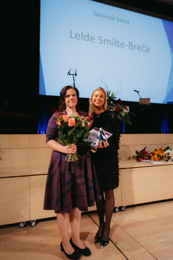 Nominācijas Sociālo tīklu balss balvas saņēmēja Lelde Smilte-Breča ar žūrijas pārstāvi Patrīciju Annu Vavilovu