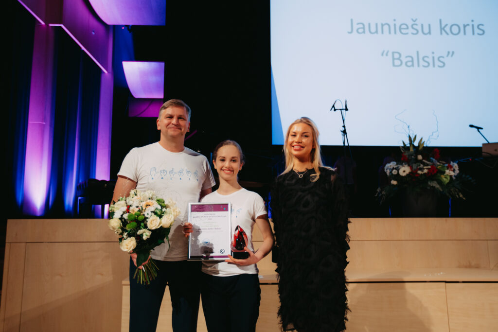 Nominācijas Kultūras vēstnesis balvas saņēmēji Jauniešu koris Balsis ar žūrijas pārstāvi Patrīciju Annu Vavilovu