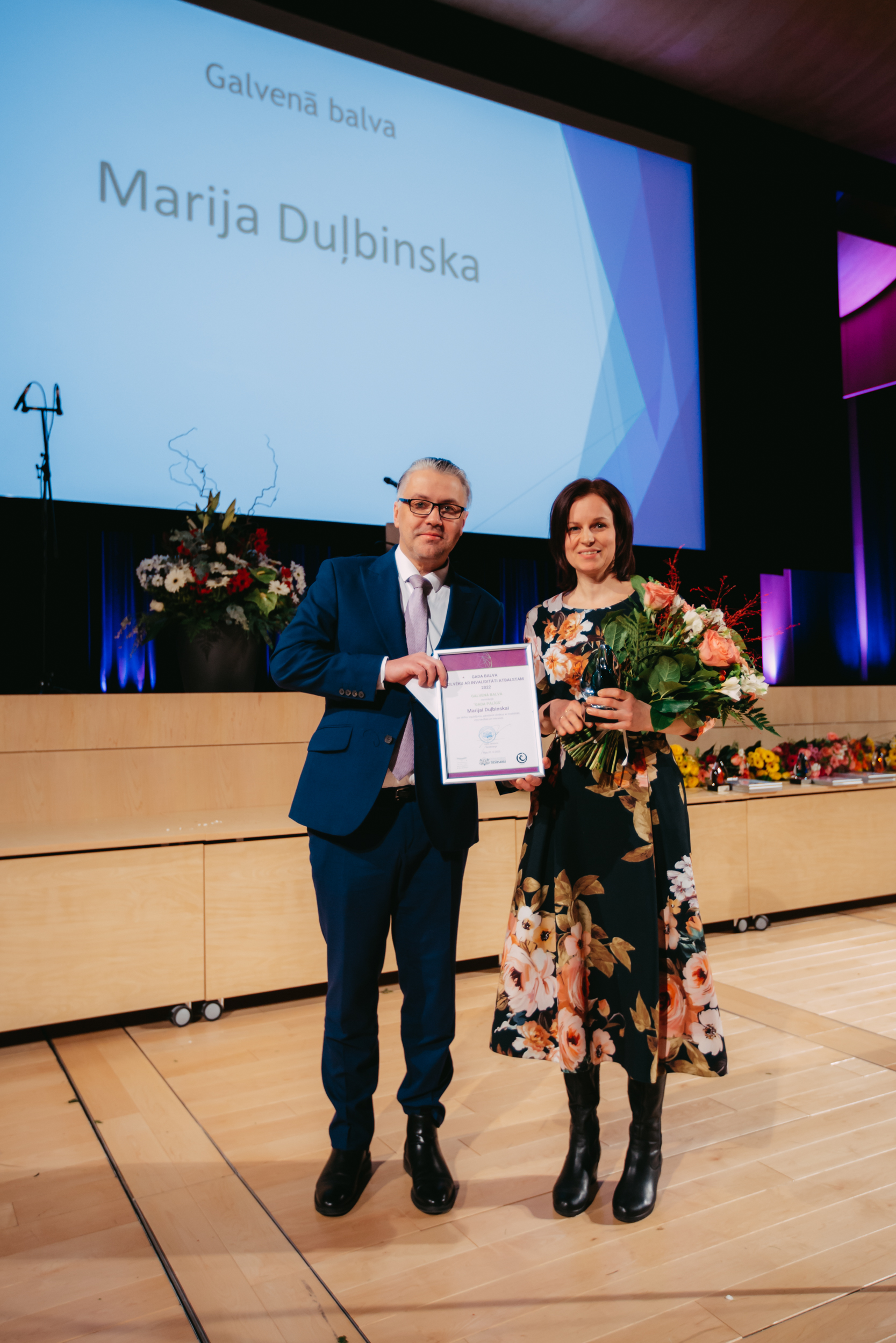 Nominācijas Gada palīgs balvas saņēmēja Marija Duļbinska ar tiesībsargu Juri Jansonu