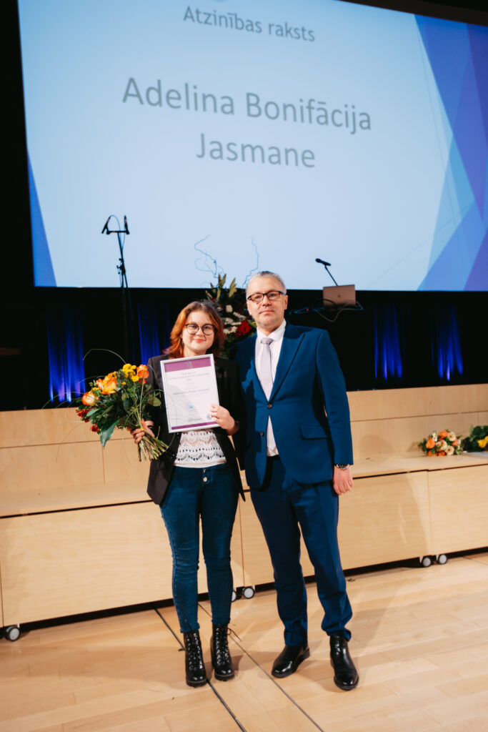 Nominācijas Gada palīgs atzinības saņēmēja Adelina Bonifācija Jasmane ar tiesībsargu Juri Jansonu