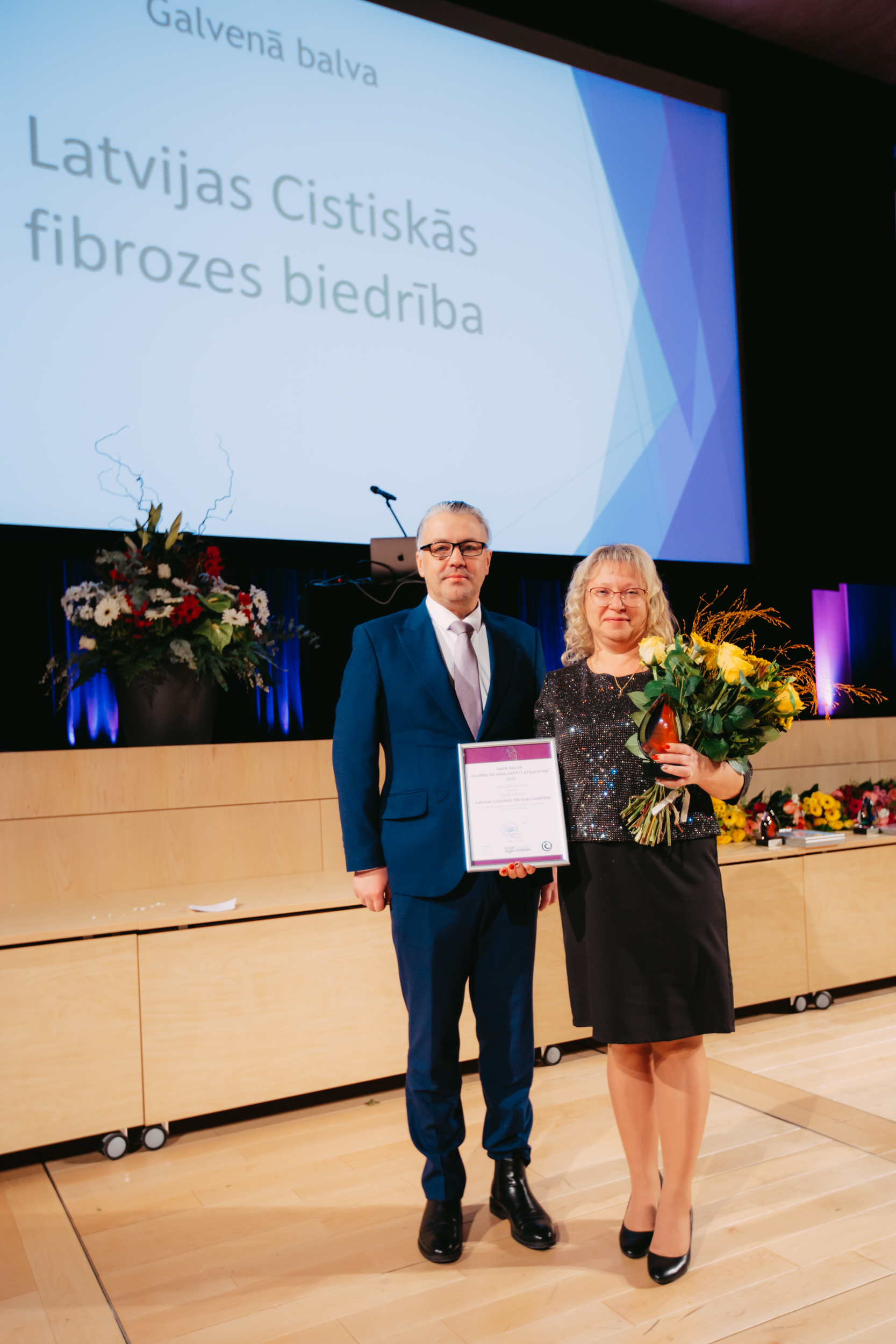 Nominācijas Gada palīgs balvas saņēmēji Latvijas Cistiskās fibrozes biedrība ar tiesībsargu Juri Jansonu