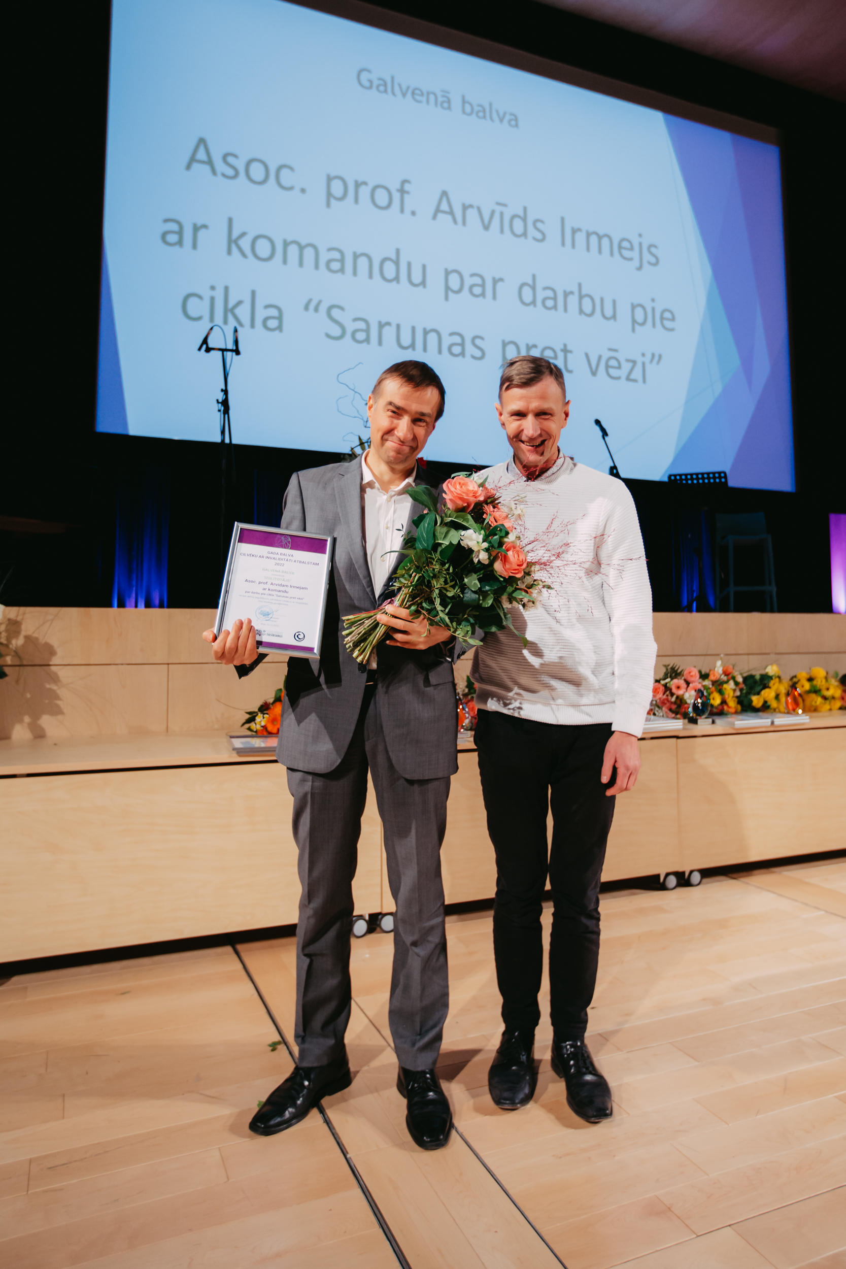 Nominācijas Izglītotājs balvas saņēmējs asoc. prof. Arvīds Irmejs ar žūrijas pārstāvi Aidi Tomsonu