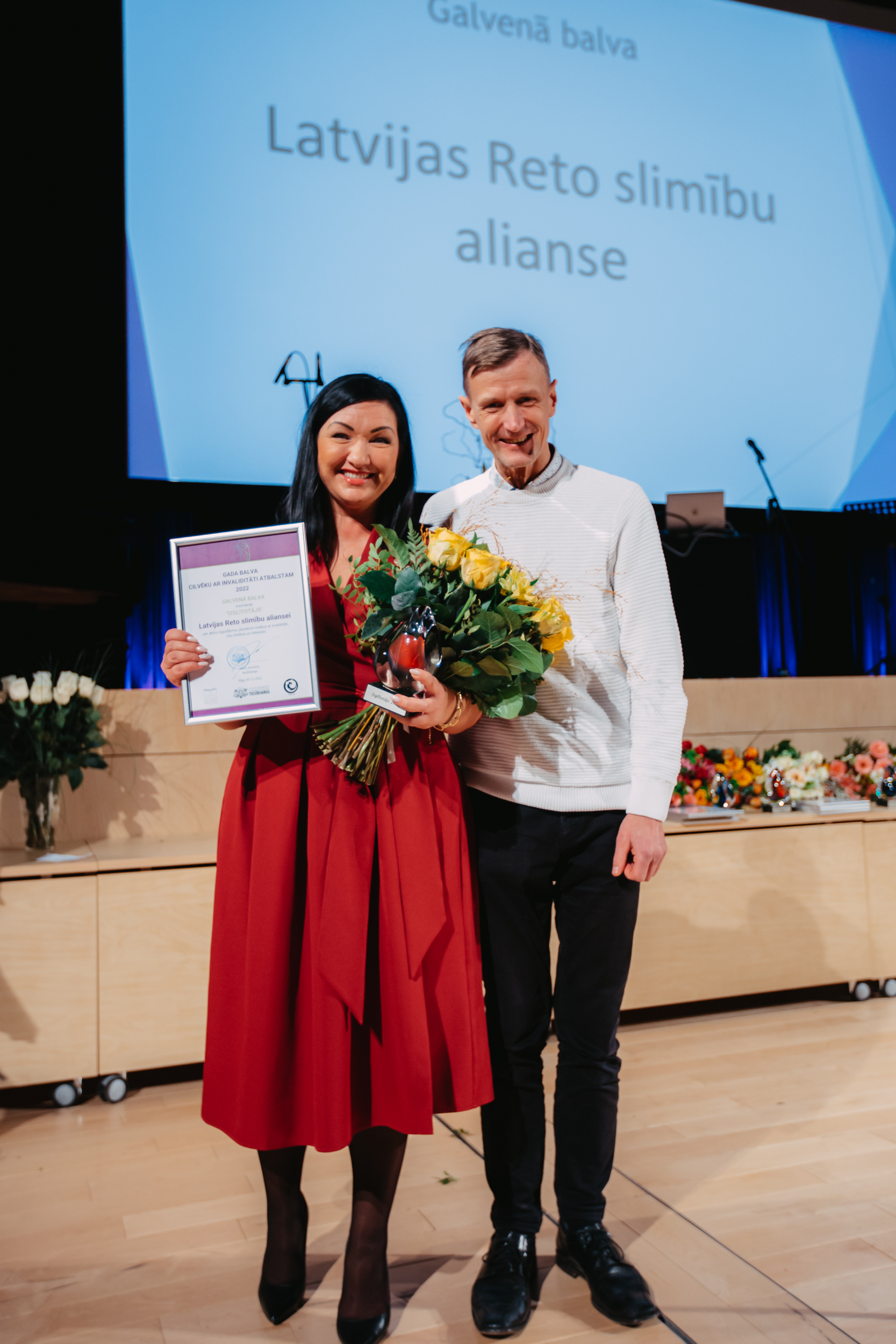 Nominācijas Izglītotājs balvas saņēmēji Latvijas Reto slimību alianse ar žūrijas pārstāvi Aidi Tomsonu