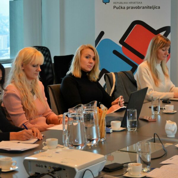 Latvijas nacionālā preventīvā mehānisma un Eiropas Padomes pārstāves darba apspriedē, sēžot pie galda
