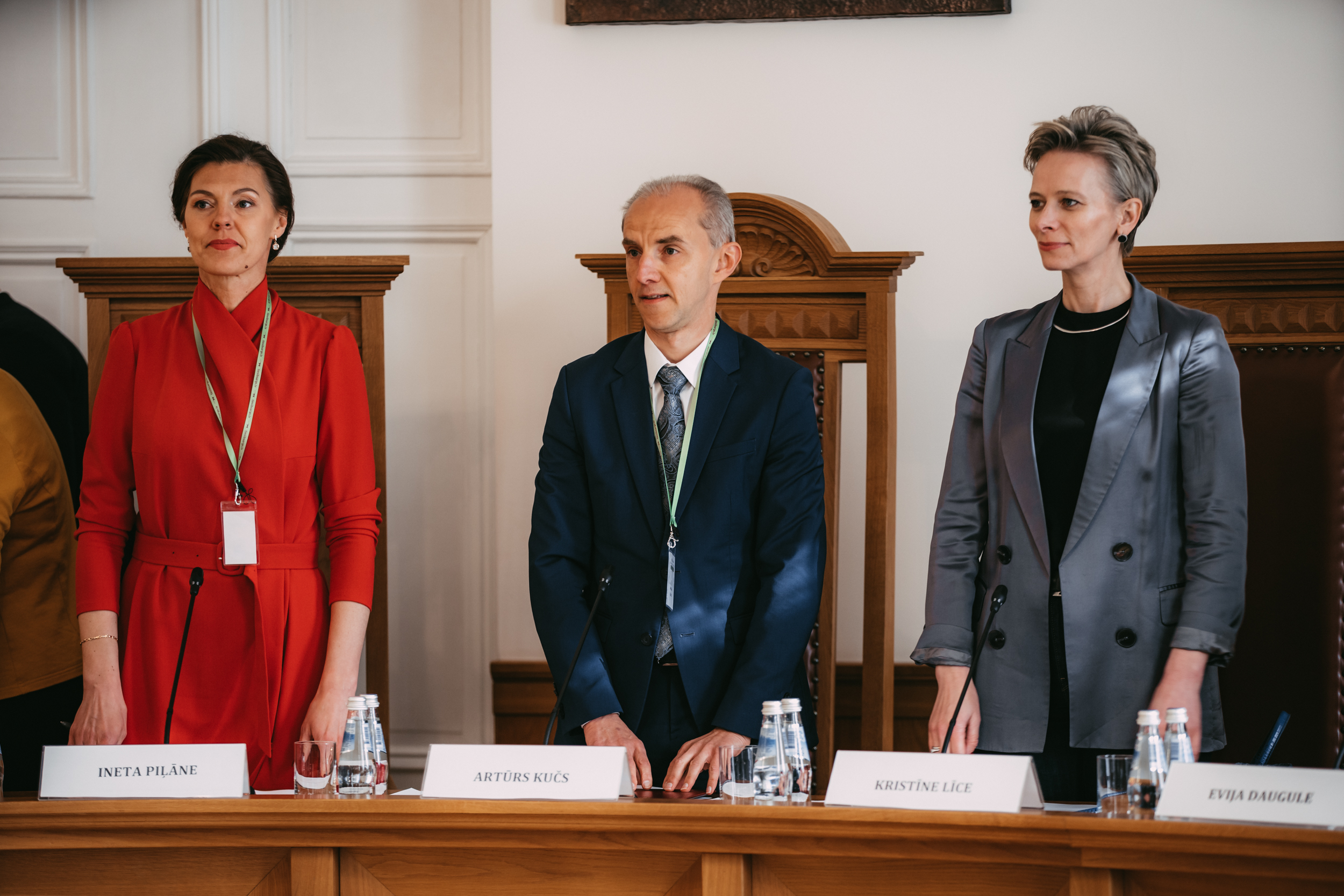 Fināla izspēles tiesneši Satversmes tiesas zālē. No kreisās - tiesībsarga vietniece, Pilsonisko un politisko tiesību nodaļas vadītāja Ineta Piļāne, Satversmes tiesas tiesnesis Artūrs Kučs, Ārlietu ministrijas Juridiskās direkcijas vadītāja, Latvijas pārstāve starptautiskajās cilvēktiesību institūcijās Kristīne Līce.