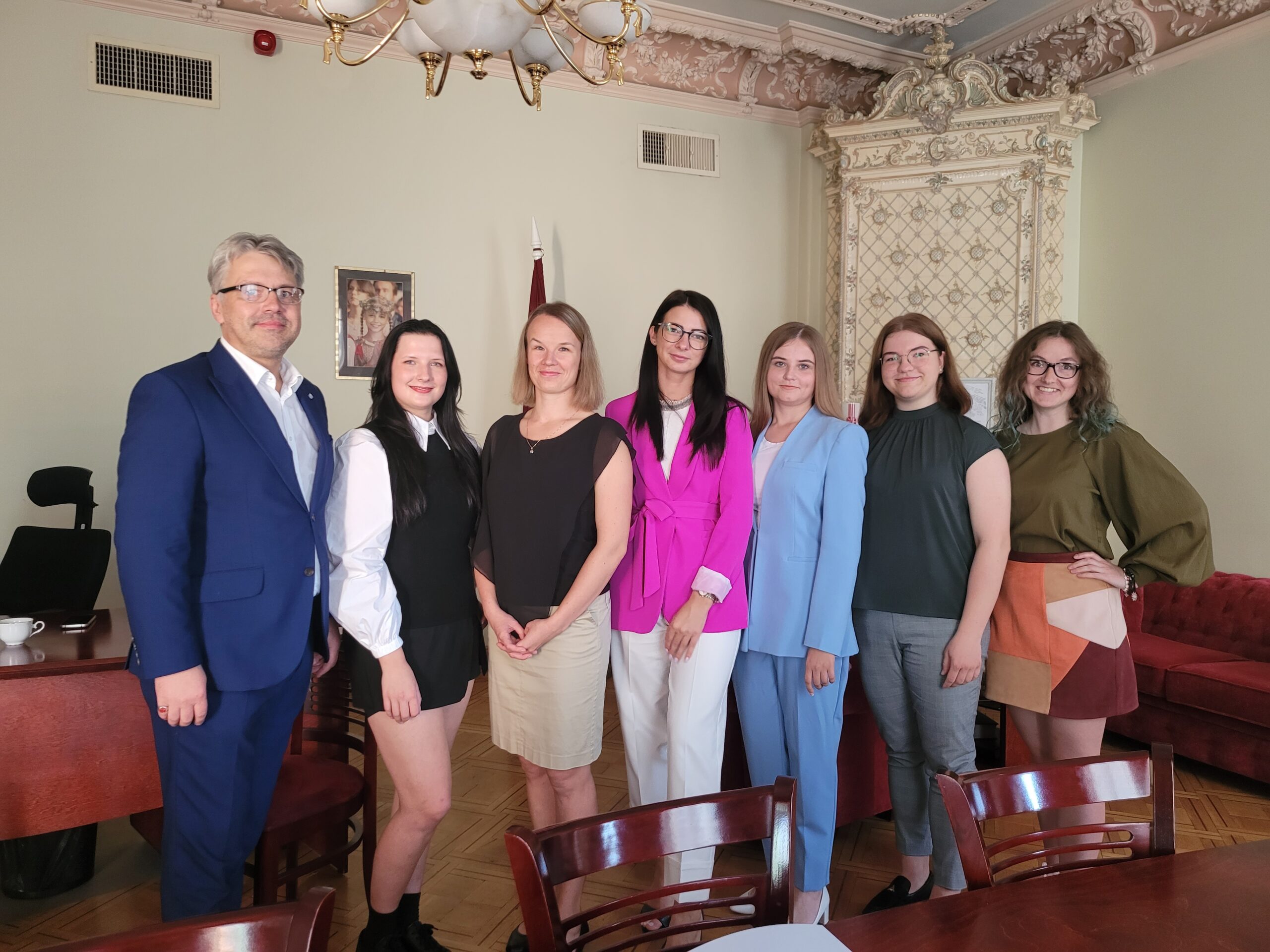 Attēlā no kreisās puses: Tiesībsargs Juris Jansons, Baltic Human Rights Society pētniecības un komunikācijas koordinatore Elīna Rancāne, Baltic Human Rights Society vadošā pētniece Lolita Buka, Evisa Matejūna, Kristīne Rutkovska, Beāte Bauga un Alise Artamonova.