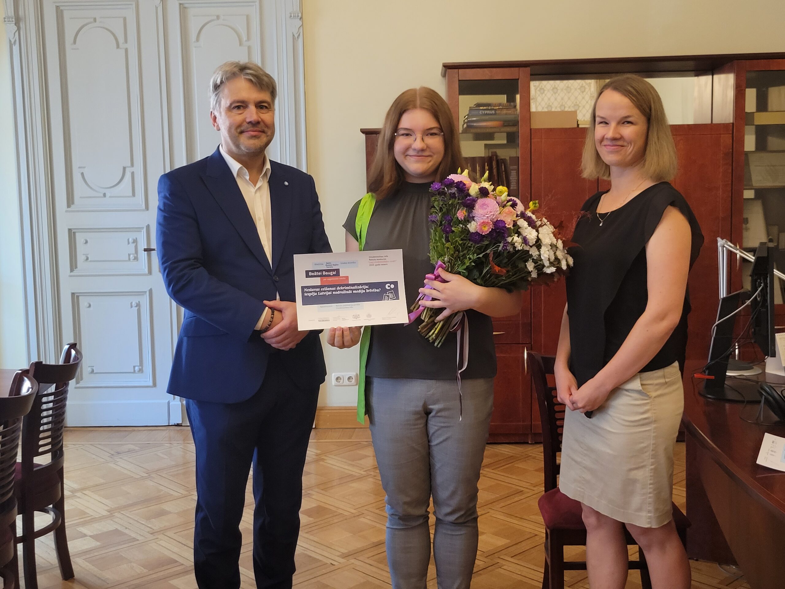 Attēlā no kreisās puses: Tiesībsargs Juris Jansons, Beāte Bauga un Lolita Buka (BHRS)