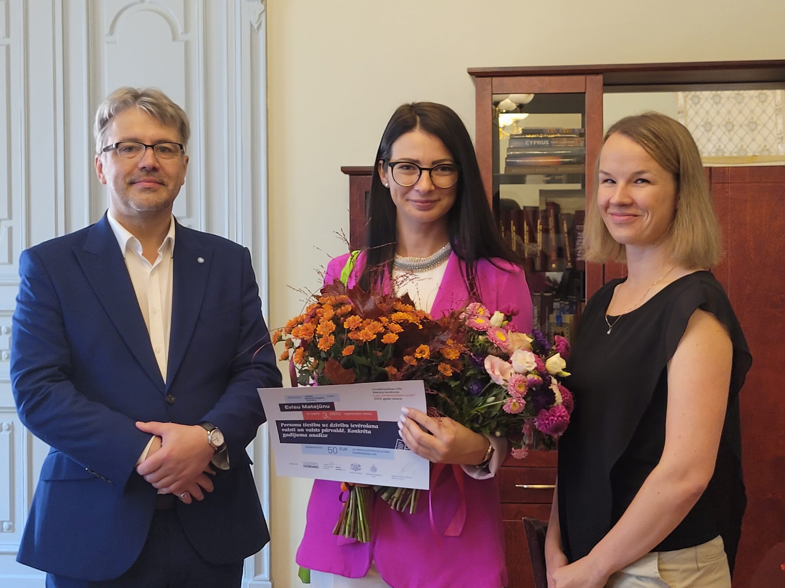 Attēlā no kreisās puses: Tiesībsargs Juris Jansons, Evisa Matejūna un Lolita Buka (BHRS)