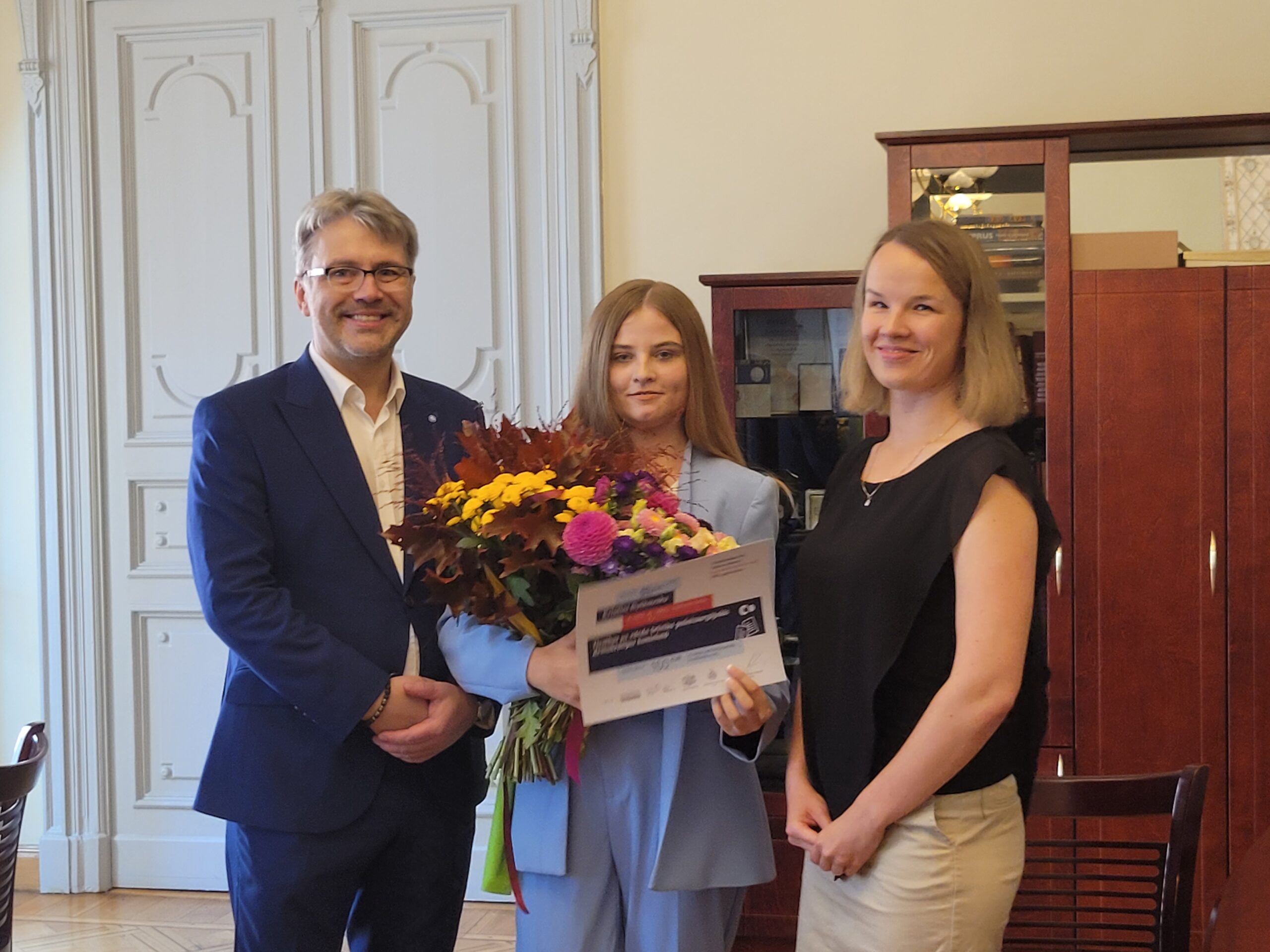 Attēlā no kreisās puses: Tiesībsargs Juris Jansons, Kristīne Rutkovska un Lolita Buka (BHRS)
