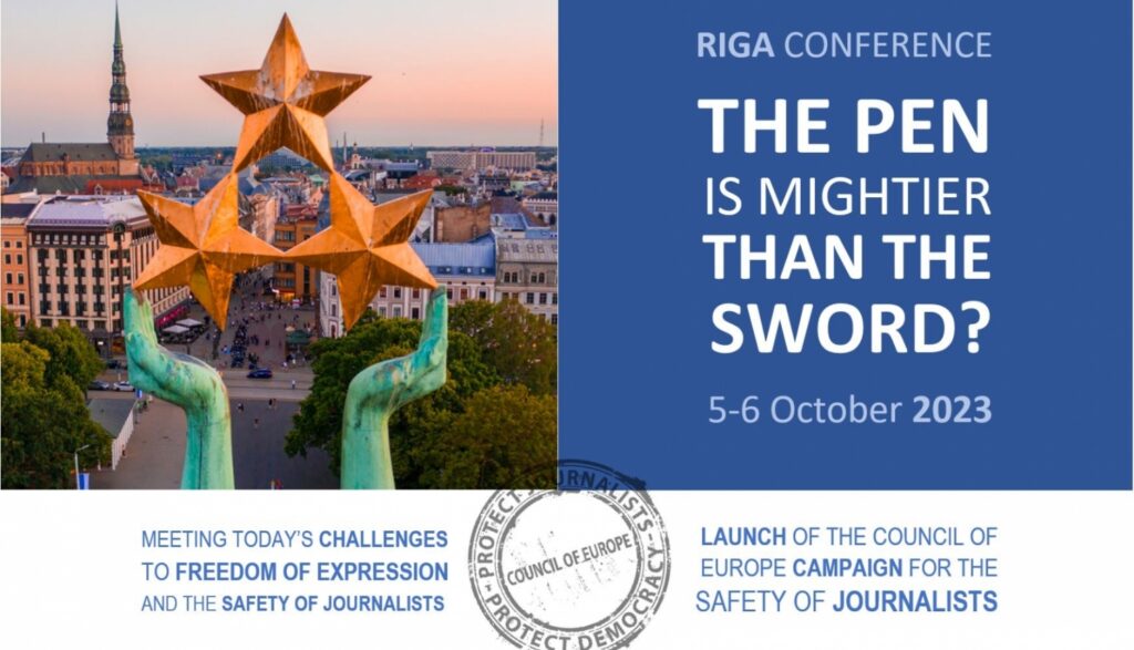 Brīvības pieminekļa trīs zvaigznes ar skatu uz Vecrīgas namiem; tekstā: Riga conference, The pen is mightier than the sword 5-6 October 2023 Meeting today's challanges to freedom of expression and the sfety of journalists, Launch o the Council of Europe campaign for the safety of journalists