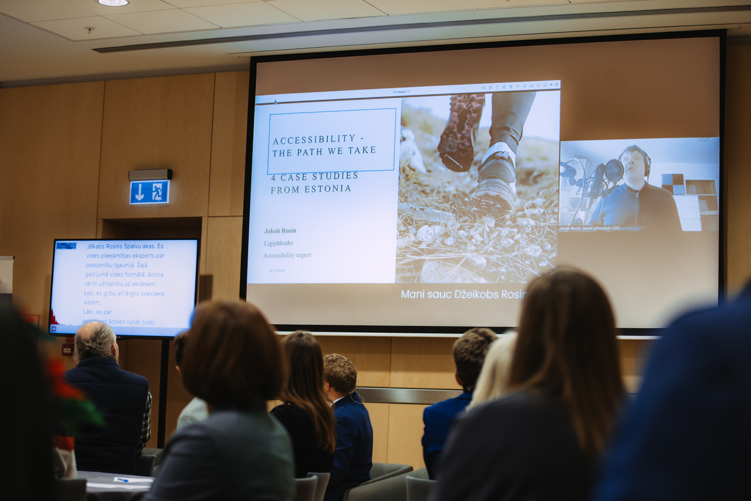 Sparrow Access vides pieejamības eksperts Jakob Rosin stāsta par pieejamību Igaunijā, prezentācija un runātājs redzami ekrānā