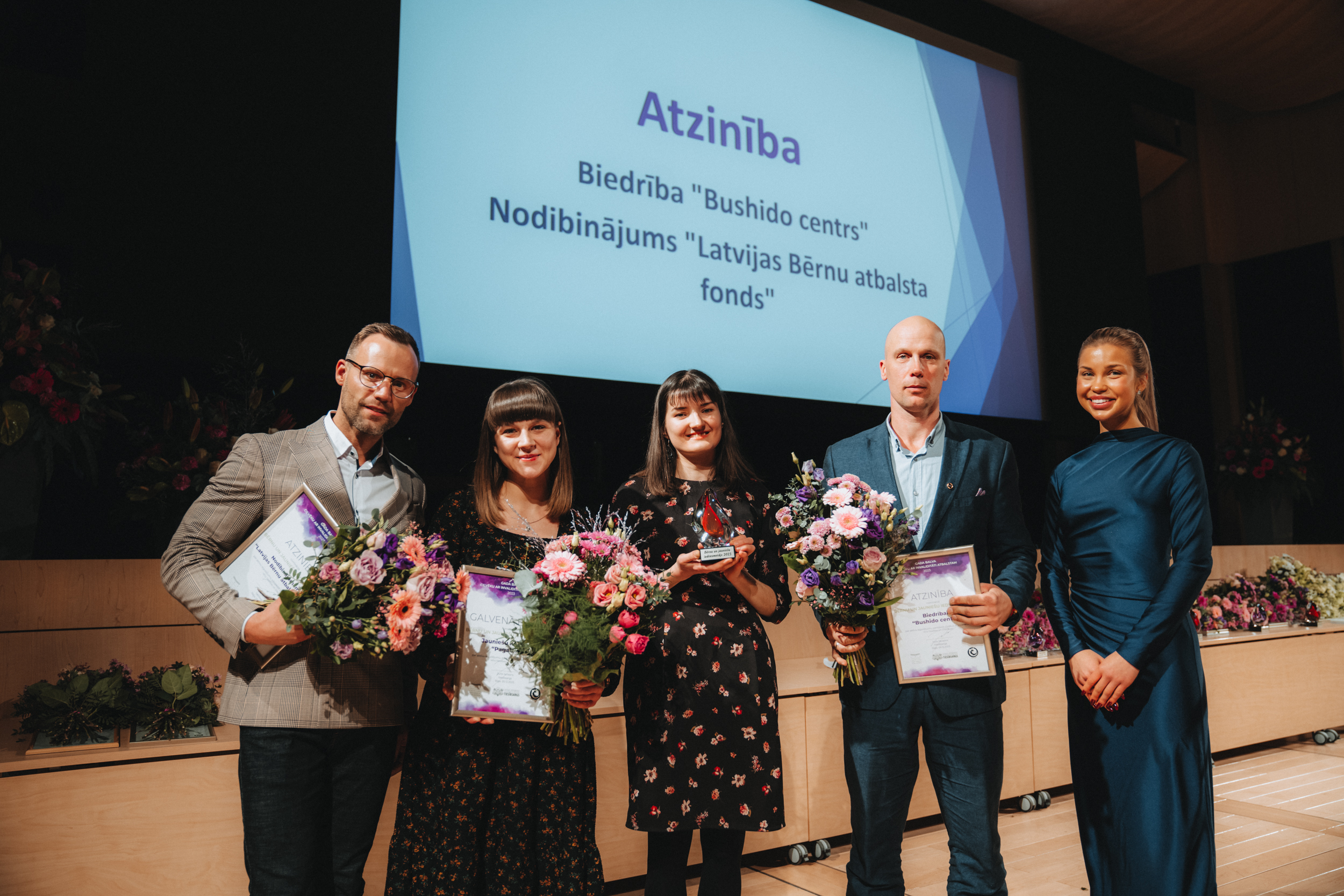 Atzinību saņēmēju pārstāvji divi kungi attēlā - Nodibinājums 