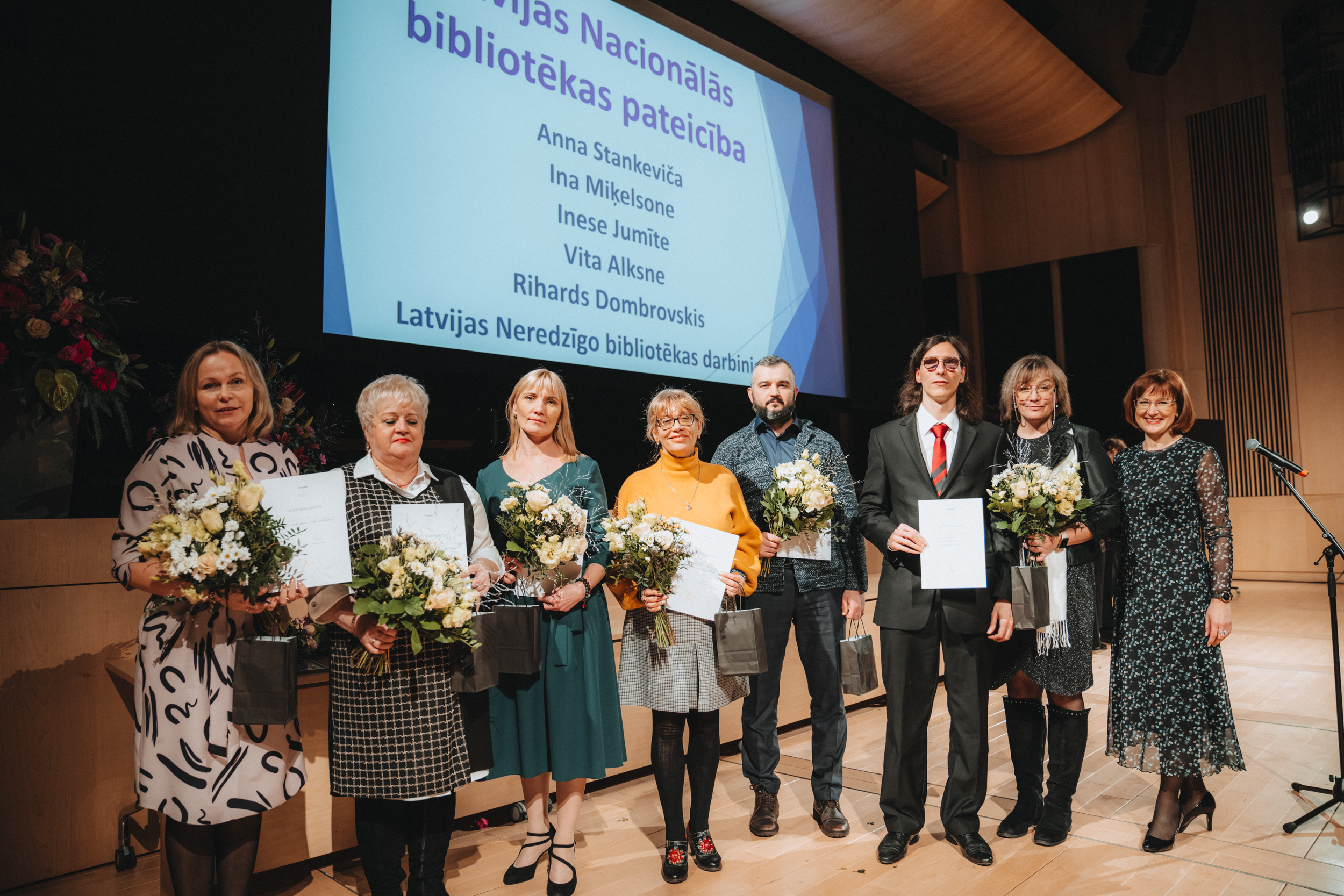 Latvijas Nacionālās bibliotēkas pateicību saņēmēji Anna Stankeviča, Ina Miķelsone, Inese Jumīte, Vita Alksne, Rihards Dombrovskis, Latvijas Neredzīgo bibliotēkas darbinieki. Labajā malā Nacionālās bibliotēkas pārstāve, žūrijas locekle Zane Zvaigzne.