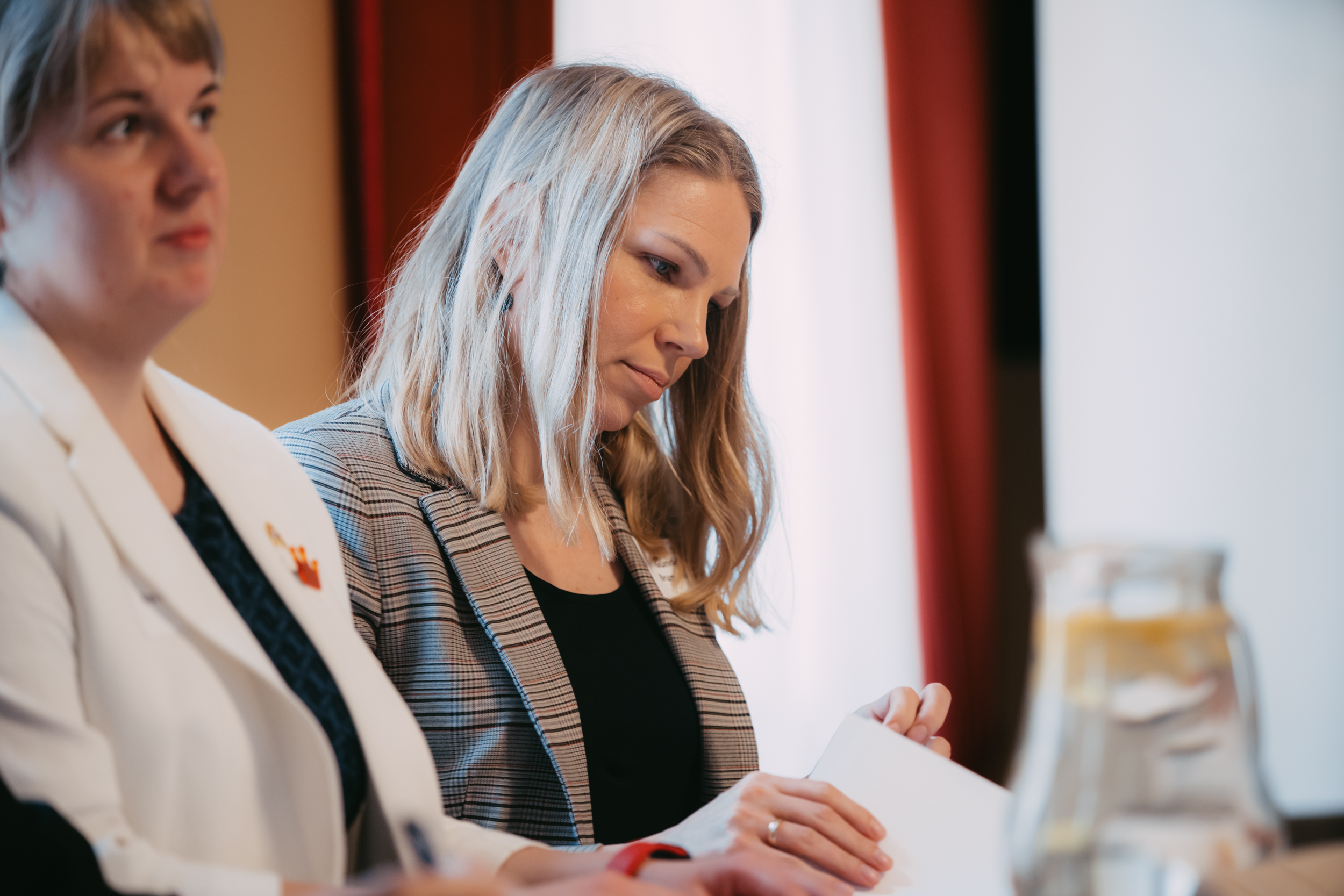 Izspēli tiesā Nīderlandes karalistes vēstniecība Latvijā pārstāve Ilze Ambrasa un Tiesībsarga biroja pārstāve Gundega Bruņeniece