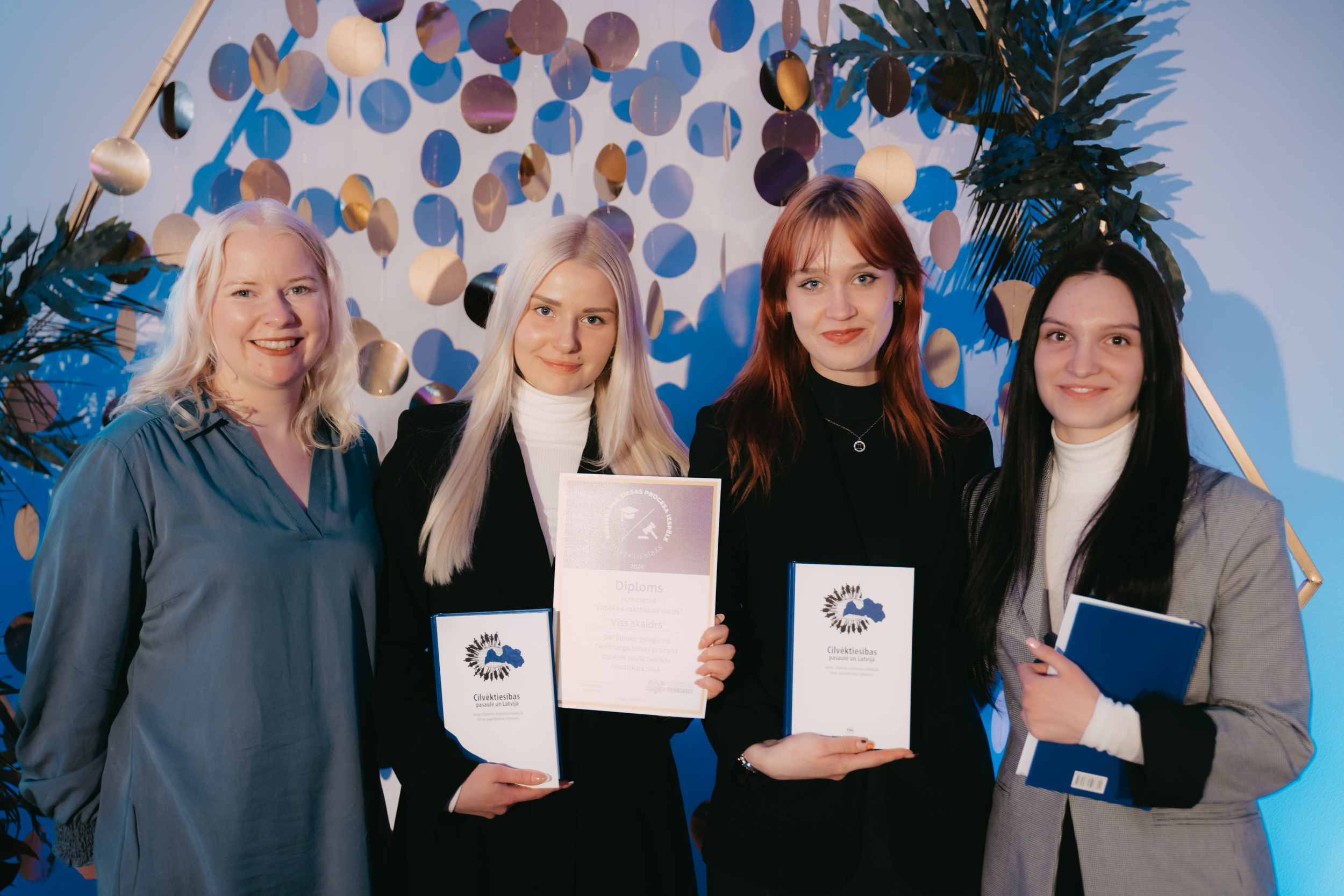 Nominācijas “Labākais rakstiskais darbs” balvas ieguvējas - LU komanda “Viss skaidrs” - Annija Ruško , Sanija Beatrise Barinska, Loreta Čabovska un izspēļu koordinatore Laura Lapiņa