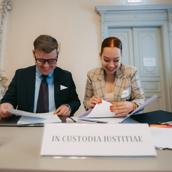 Latvijas Universitātes komanda “In custodia Iustitiae” - Ņikita Paņins un Evija Velvele