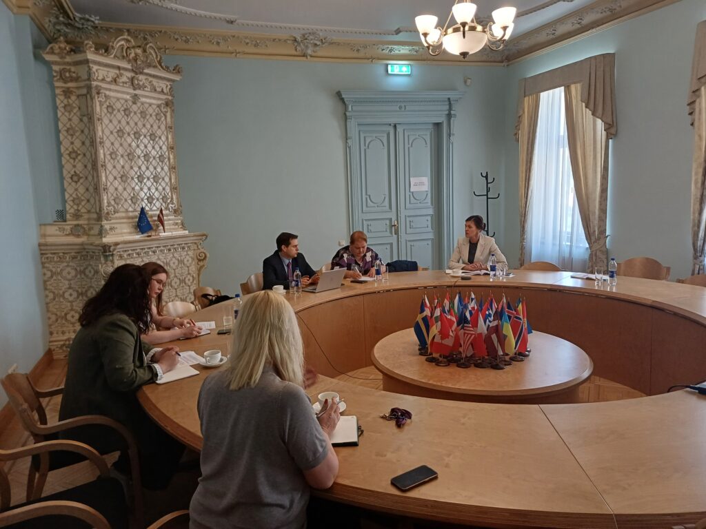 Tiesībsarga vietniece Ineta Piļāne un tēmā iesaistītie Tiesībsarga biroja darbinieki tiekas ar Ieslodzījuma vietu pārvaldes priekšnieku Dmitriju Kaļinu un Tieslietu ministrijas Kriminālsodu izpildes politikas nodaļas vadītāju Kristīni Ķipēnu, lai pārrunātu aktualitātes ieslodzījuma vietās.