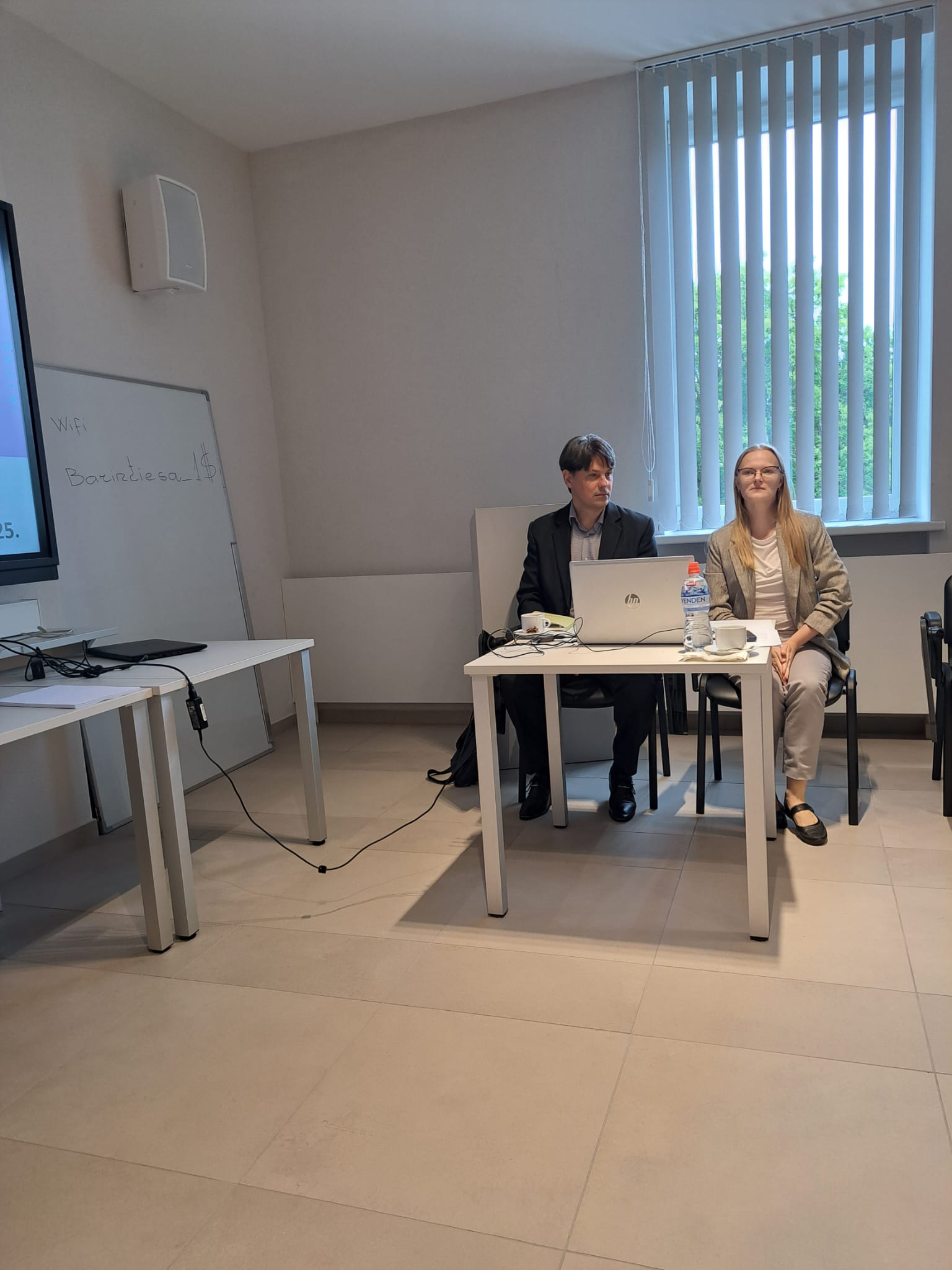 Tiesībsarga biroja Pilsonisko un politisko tiesību nodaļas juridiskais padomnieks Juris Siļčenko un juridiskā padomniece Daina Lepika