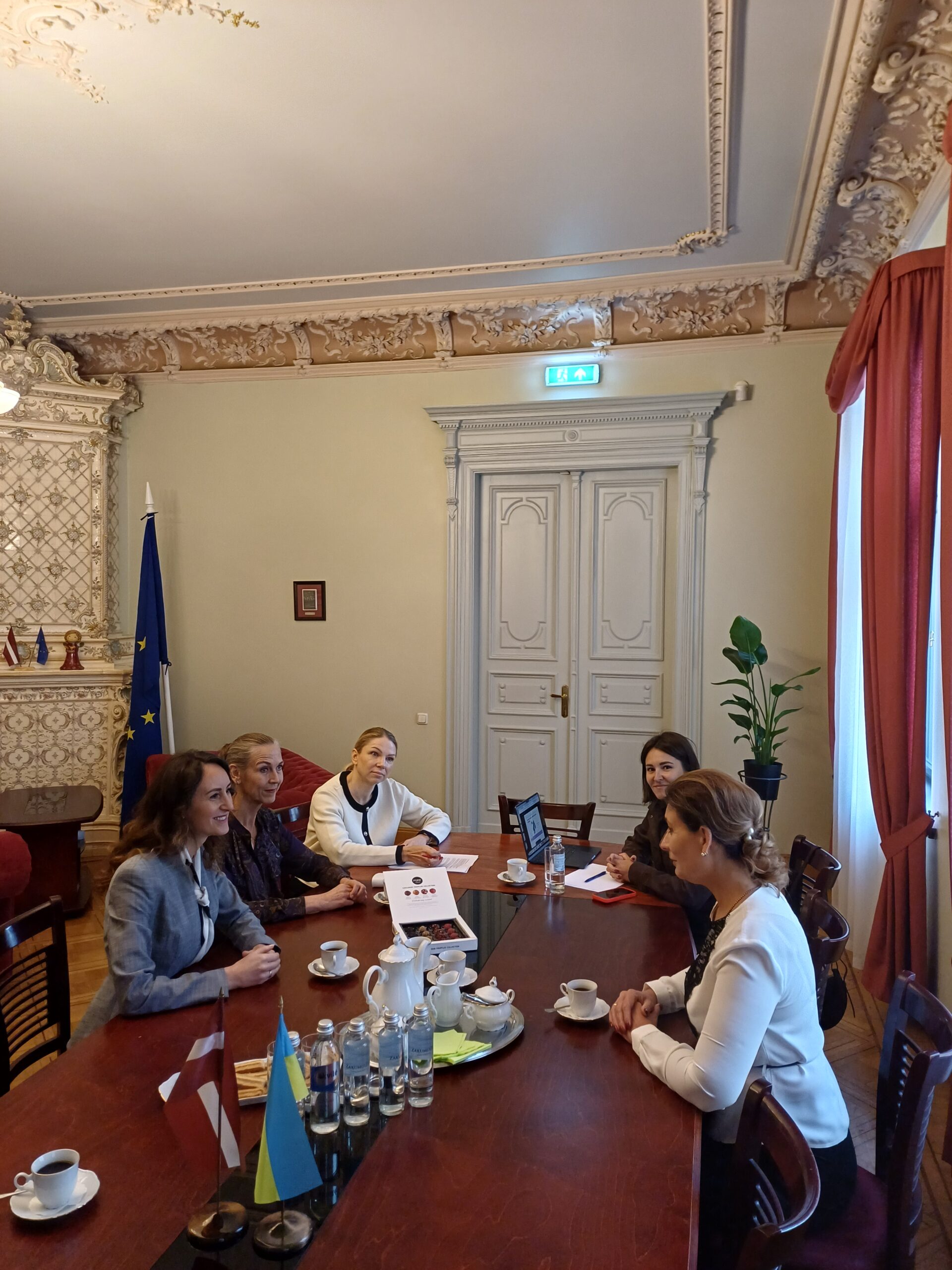 Tiesībsardze Karina Palkova un Tiesībsarga biroja pārstāvji sarunājas ar Čerņihivas apgabala Ukrainas ombuda pārstāvi Larisu Šumnu