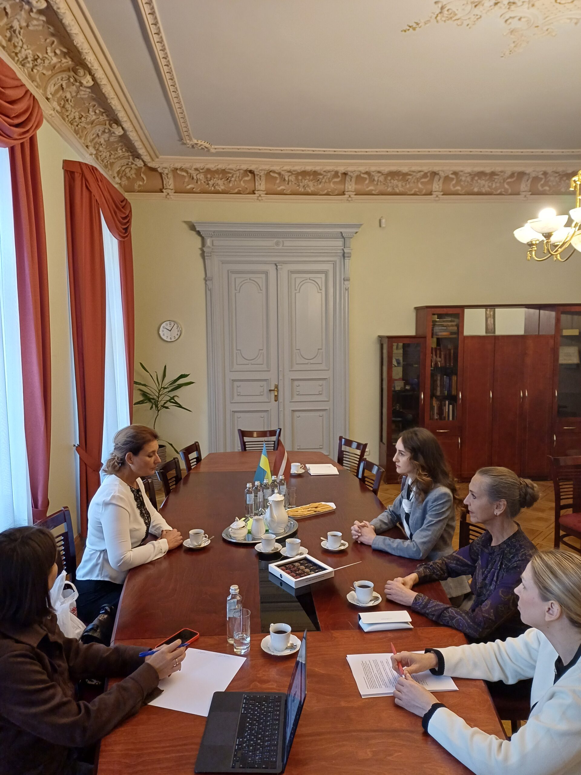 Tiesībsardze Karina Palkova un Tiesībsarga biroja pārstāvji sarunājas ar Čerņihivas apgabala Ukrainas ombuda pārstāvi Larisu Šumnu