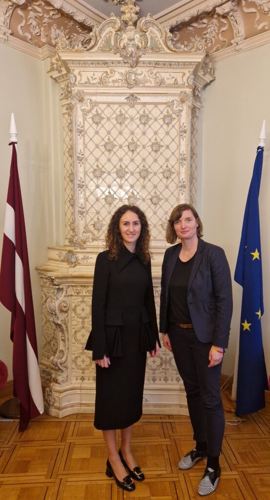 Tiesībsardze Karina Palkova tiekas ar Slovākijas parlamenta Cilvēktiesību un nacionālo minoritāšu komisijas priekšsēdētāju Lūciju Plavakovu