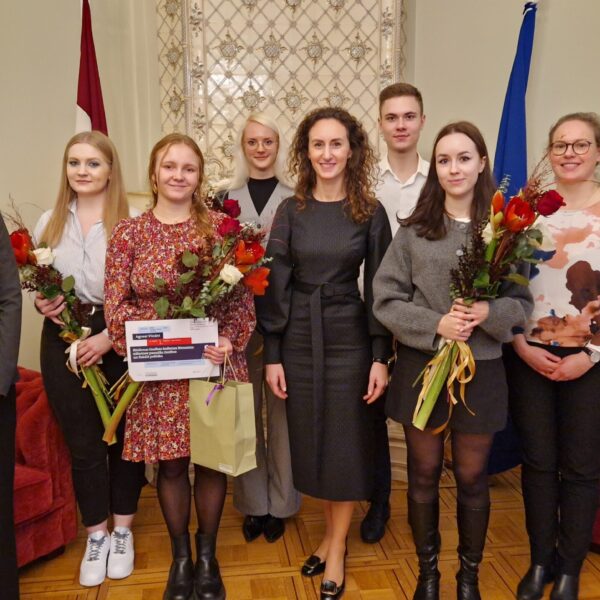 Karina Palkova, Arina Melse un Ieva Šņepste ar konkursa laureātiem Agnesi Vilcāni, Viktoriju Larkinu, Ronaldu Gacki, Emīliju Petrovu un Anniju Katrīnu Grīnfeldi