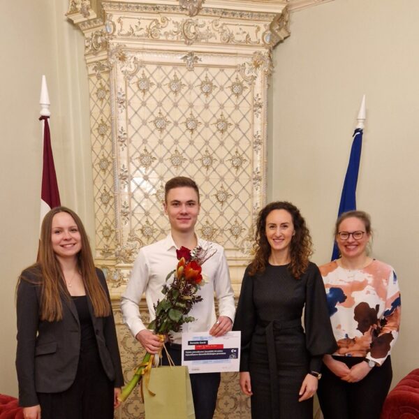 Karina Palkova, Arina Melse un Ieva Šņepste sveic 3. vietas ieguvēju Ronaldu Gacki