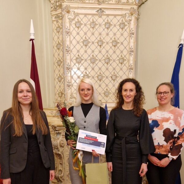 Karina Palkova, Arina Melse un Ieva Šņepste sveic 2.vietas ieguvēju Viktoriju Larkinu