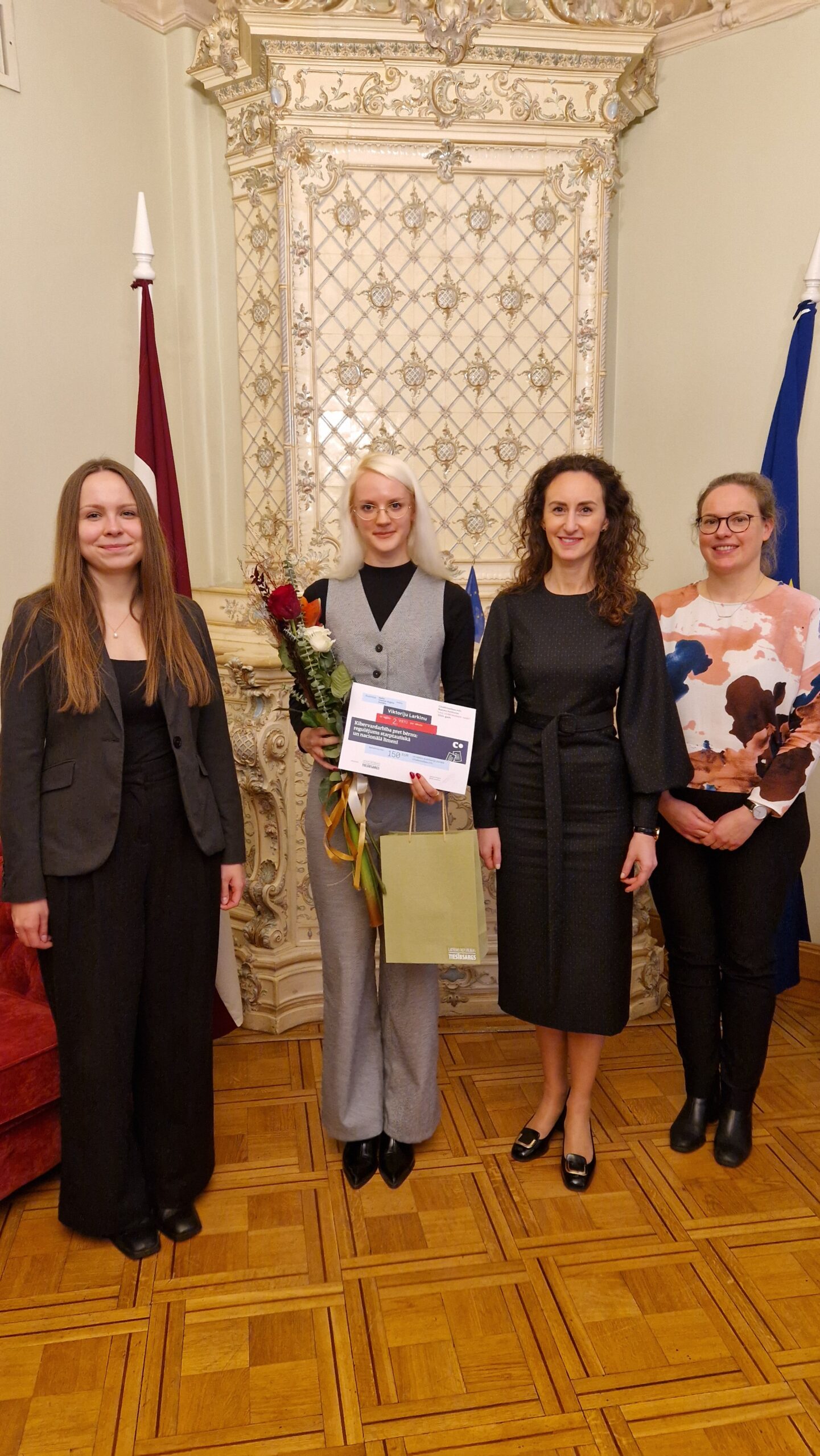 Karina Palkova, Arina Melse un Ieva Šņepste sveic 2.vietas ieguvēju Viktoriju Larkinu