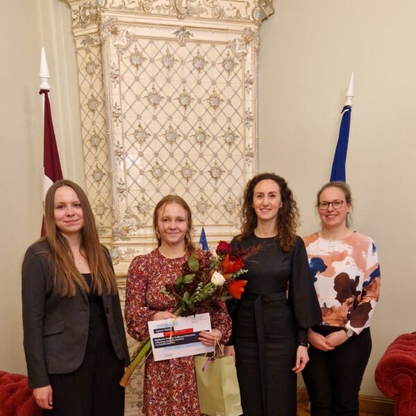 Karina Palkova, Arina Melse un Ieva Šņepste sveic 1.vietas un tiesībsardzes atzinības ieguvēju Agnesi Vilcāni