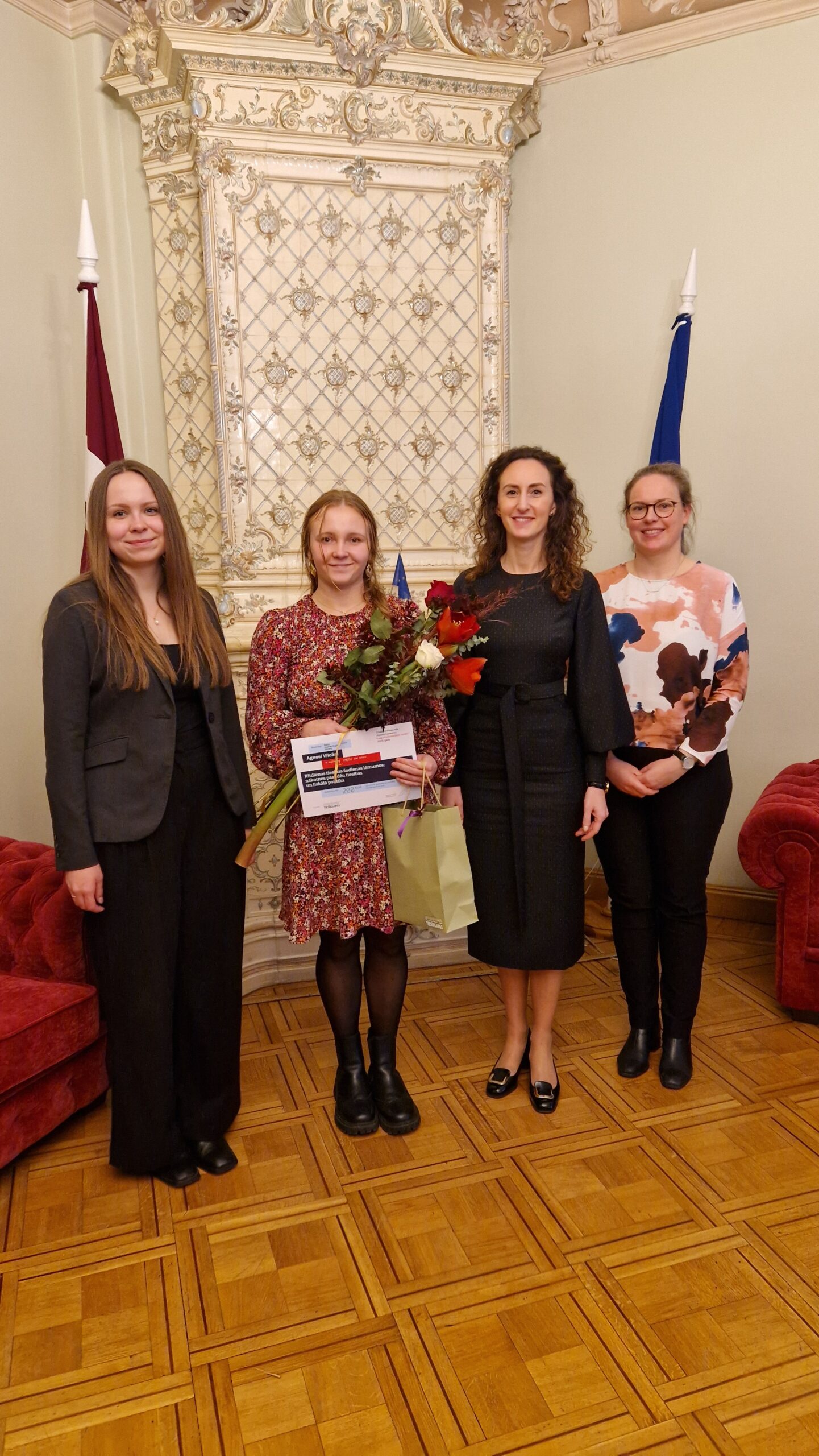 Karina Palkova, Arina Melse un Ieva Šņepste sveic 1.vietas un tiesībsardzes atzinības ieguvēju Agnesi Vilcāni