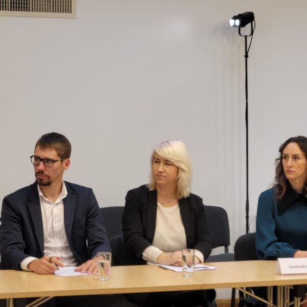 no kreisās: Tiesībsarga biroja pārstāvji Matīss Malojlo un Simona Krastiņa, tiesībsardze Karina Palkova