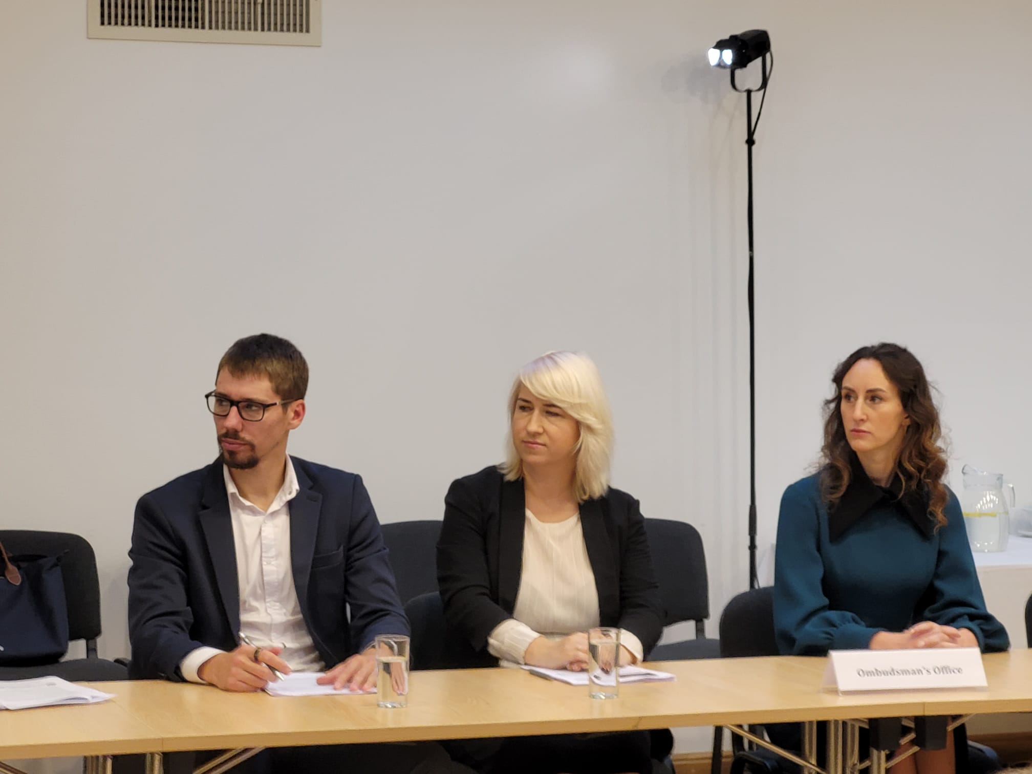 no kreisās: Tiesībsarga biroja pārstāvji Matīss Malojlo un Simona Krastiņa, tiesībsardze Karina Palkova