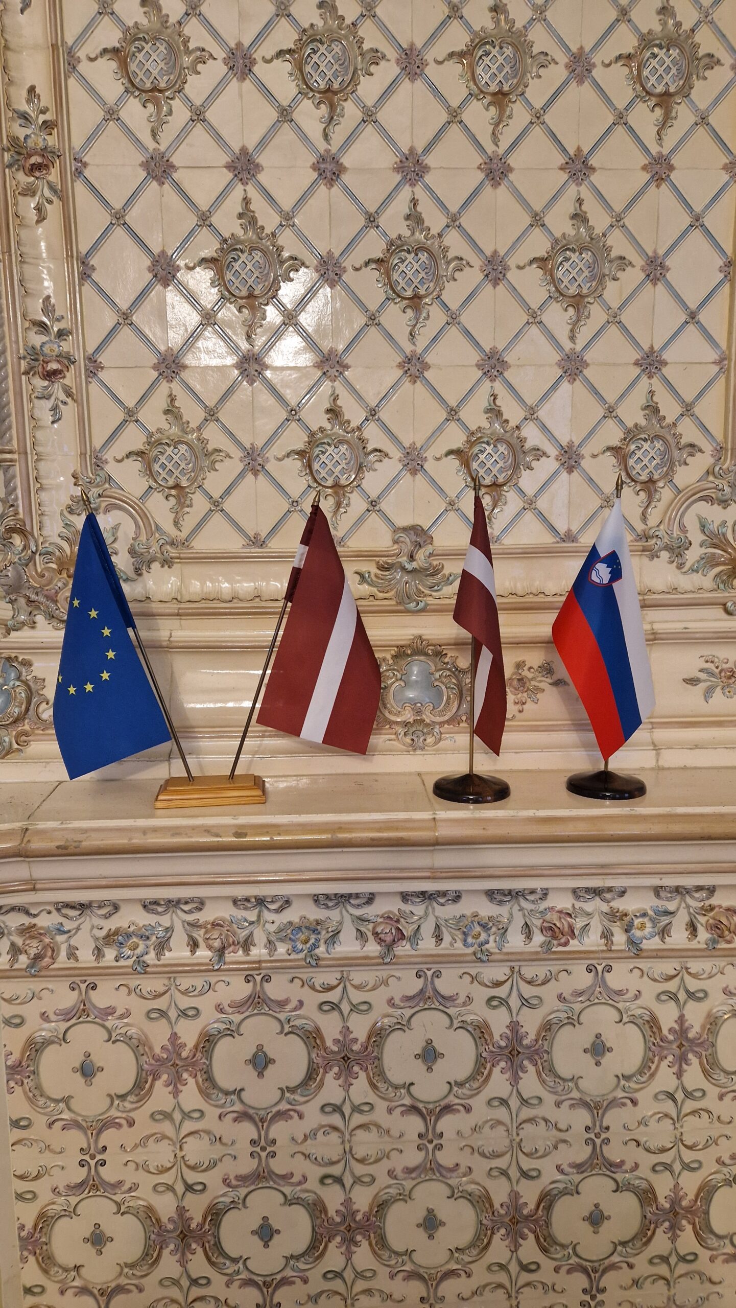 Uz dekoratīvās krāsns dzegas Eiropas Savienības, Latvijas un Slovēnijas karodziņi
