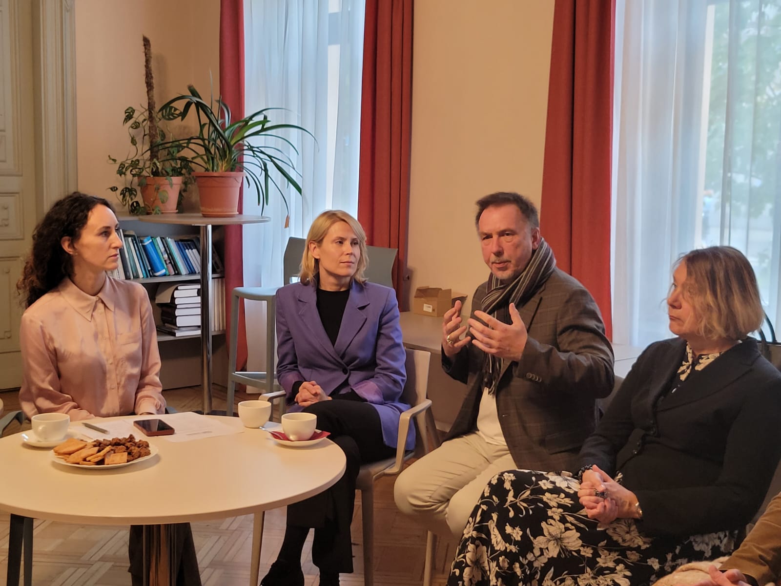 Tikšanās ar cilvēkus ar invaliditāti pārstāvošajām NVO Tiesībsarga birojā, NVO pārstāvji un tiesībsardze Karina Palkova