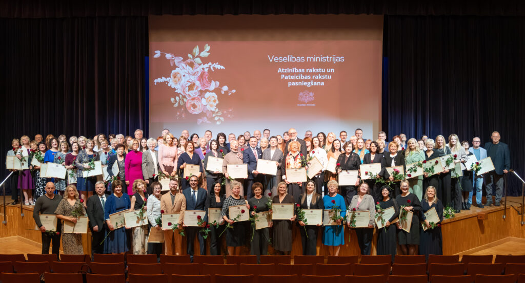 Attēlā Veselības ministrijas Atzinības rakstu un Pateicības rakstu saņēmēji.