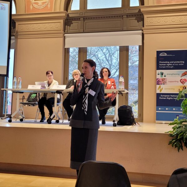 Tiesībsardze Karina Palkova uzrunā Eiropas Nacionālo cilvēktiesību institūciju sadarbības tīkla pasākuma dalībniekus