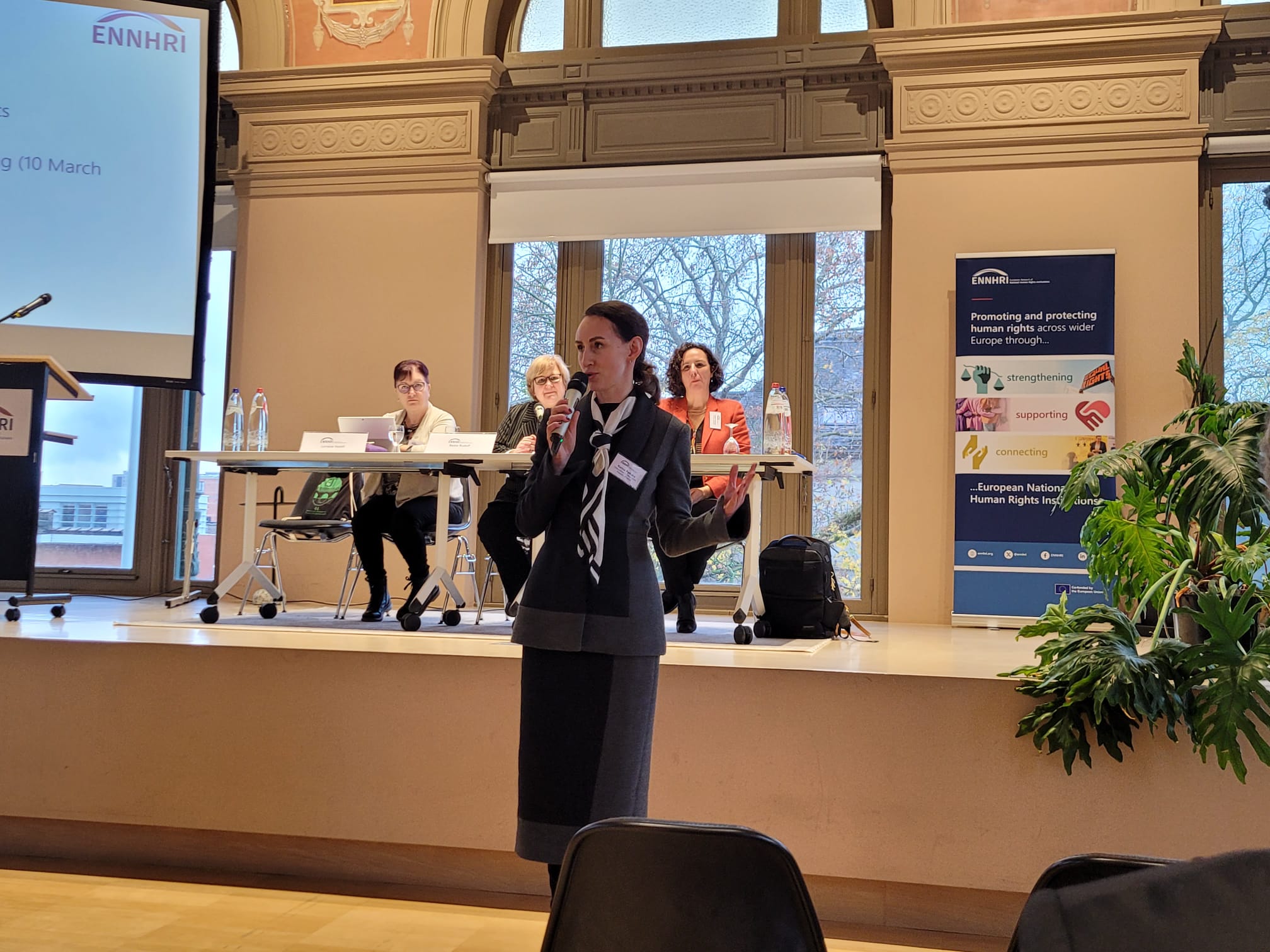 Tiesībsardze Karina Palkova uzrunā Eiropas Nacionālo cilvēktiesību institūciju sadarbības tīkla pasākuma dalībniekus