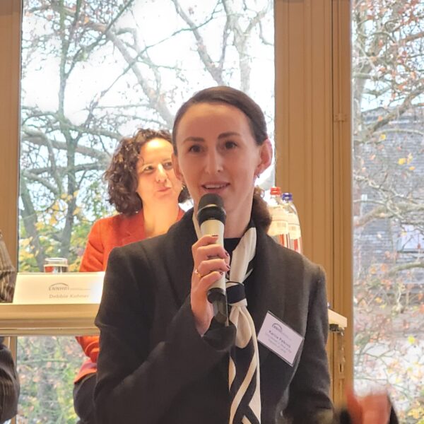 Tiesībsardze Karina Palkova uzrunā Eiropas Nacionālo cilvēktiesību institūciju sadarbības tīkla pasākuma dalībniekus