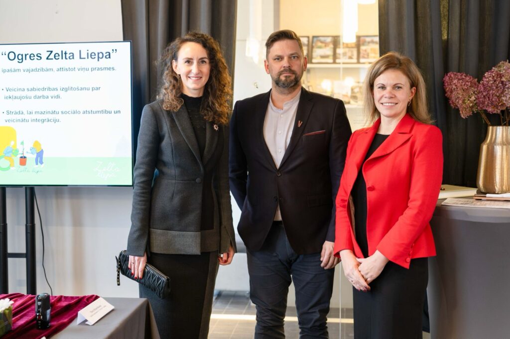 Tiesībsradze Karina Palkova, Ogres novada pašvaldības domes priekšsēdētāja vietnieks Andris Krauja un Ogres novada pašvaldības izpilddirektora vietniece Dana Bārbale