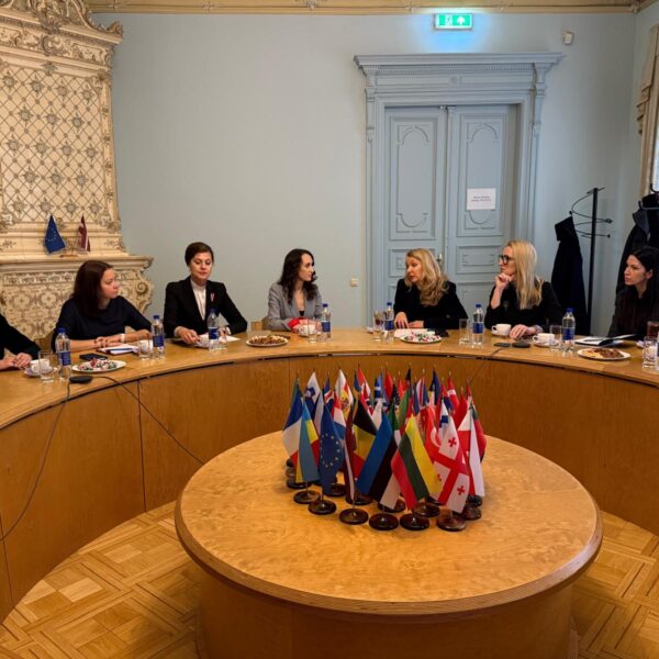 Tiesībsarga biroja telpās notiek tiesībsardzes Karinas Palkovas un tieslietu ministres Ineses Lībiņas – Egneres tikšanās. Sarunā piedalās Tiesībsarga biroja un Tieslietu ministrijas pārstāvji