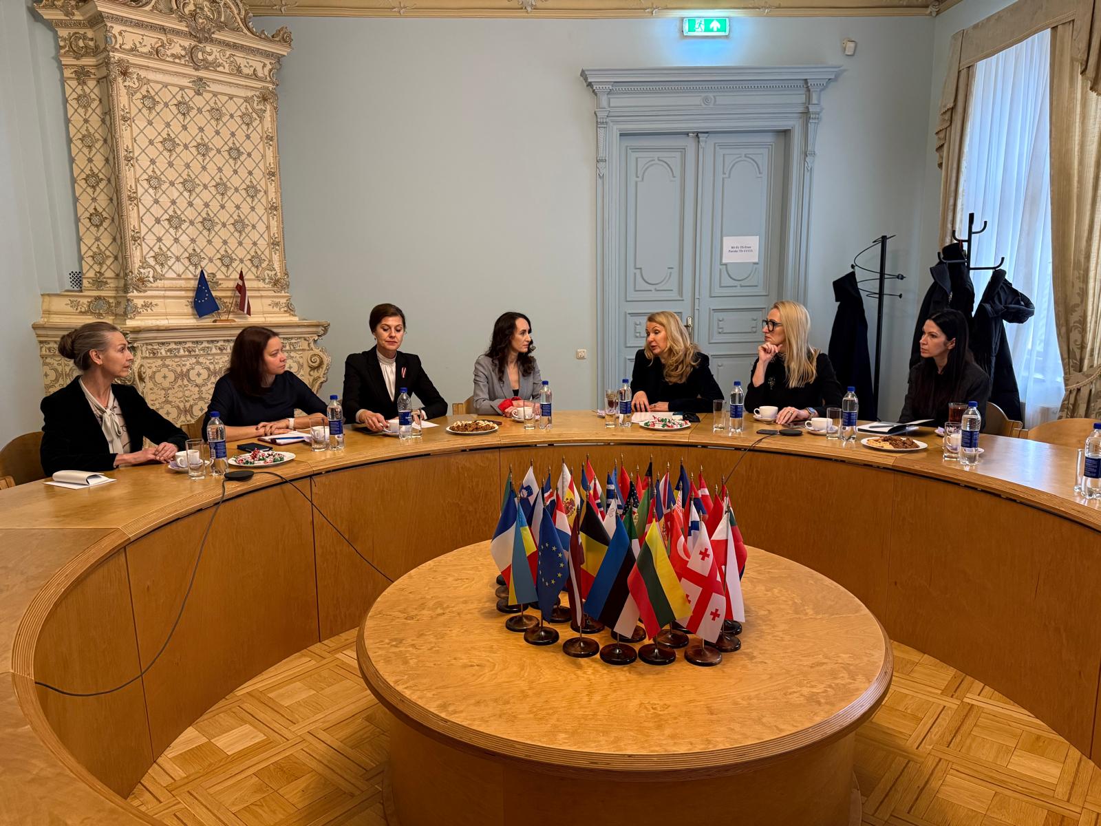 Tiesībsarga biroja telpās notiek tiesībsardzes Karinas Palkovas un tieslietu ministres Ineses Lībiņas – Egneres tikšanās. Sarunā piedalās Tiesībsarga biroja un Tieslietu ministrijas pārstāvji