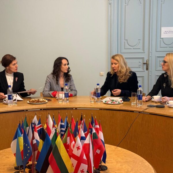 Tiesībsarga biroja telpās notiek tiesībsardzes Karinas Palkovas un tieslietu ministres Ineses Lībiņas – Egneres tikšanās. Sarunā piedalās Tiesībsarga biroja un Tieslietu ministrijas pārstāvji