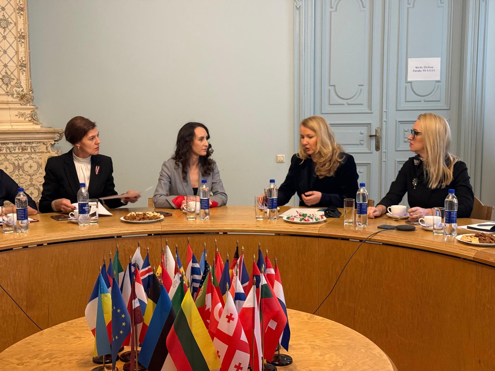 Tiesībsarga biroja telpās notiek tiesībsardzes Karinas Palkovas un tieslietu ministres Ineses Lībiņas – Egneres tikšanās. Sarunā piedalās Tiesībsarga biroja un Tieslietu ministrijas pārstāvji