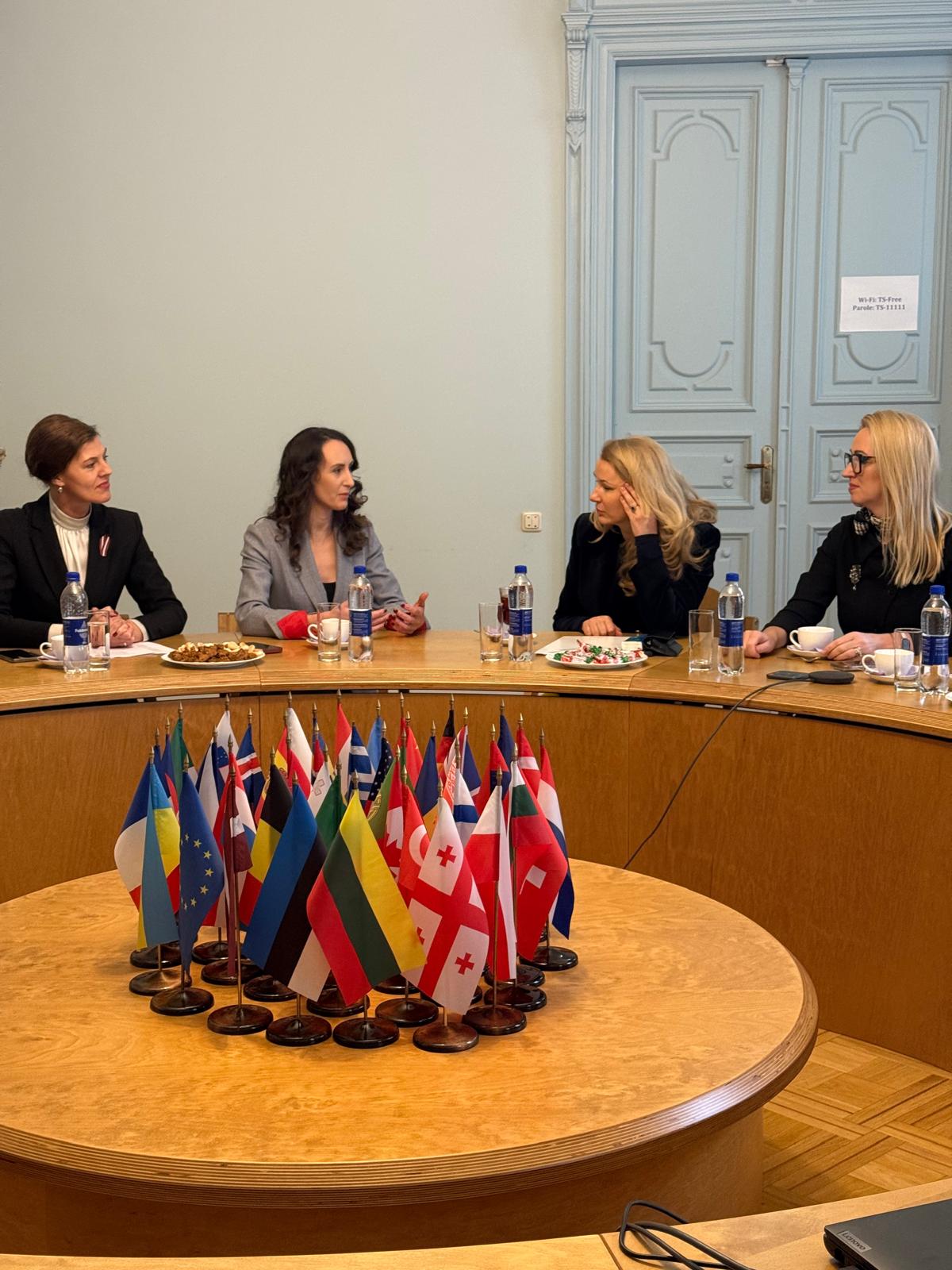 Tiesībsarga biroja telpās notiek tiesībsardzes Karinas Palkovas un tieslietu ministres Ineses Lībiņas – Egneres tikšanās. Sarunā piedalās Tiesībsarga biroja un Tieslietu ministrijas pārstāvji