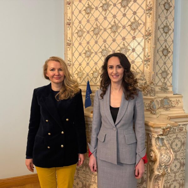 (no kreisās) Tieslietu ministre Inese Lībiņa Egnere un tiesībsardze Karina Palkova