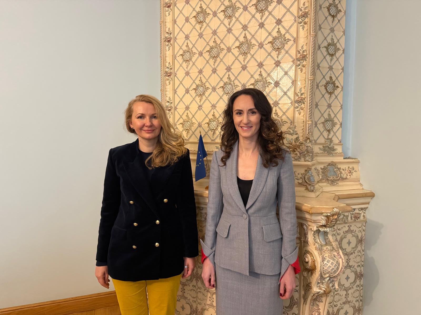 (no kreisās) Tieslietu ministre Inese Lībiņa Egnere un tiesībsardze Karina Palkova